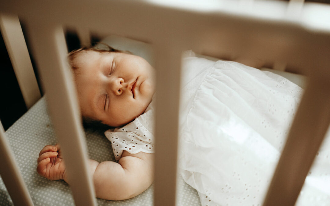 Le passage de la gigoteuse à une literie classique pour les bébés : quand et comment s’adapter ?